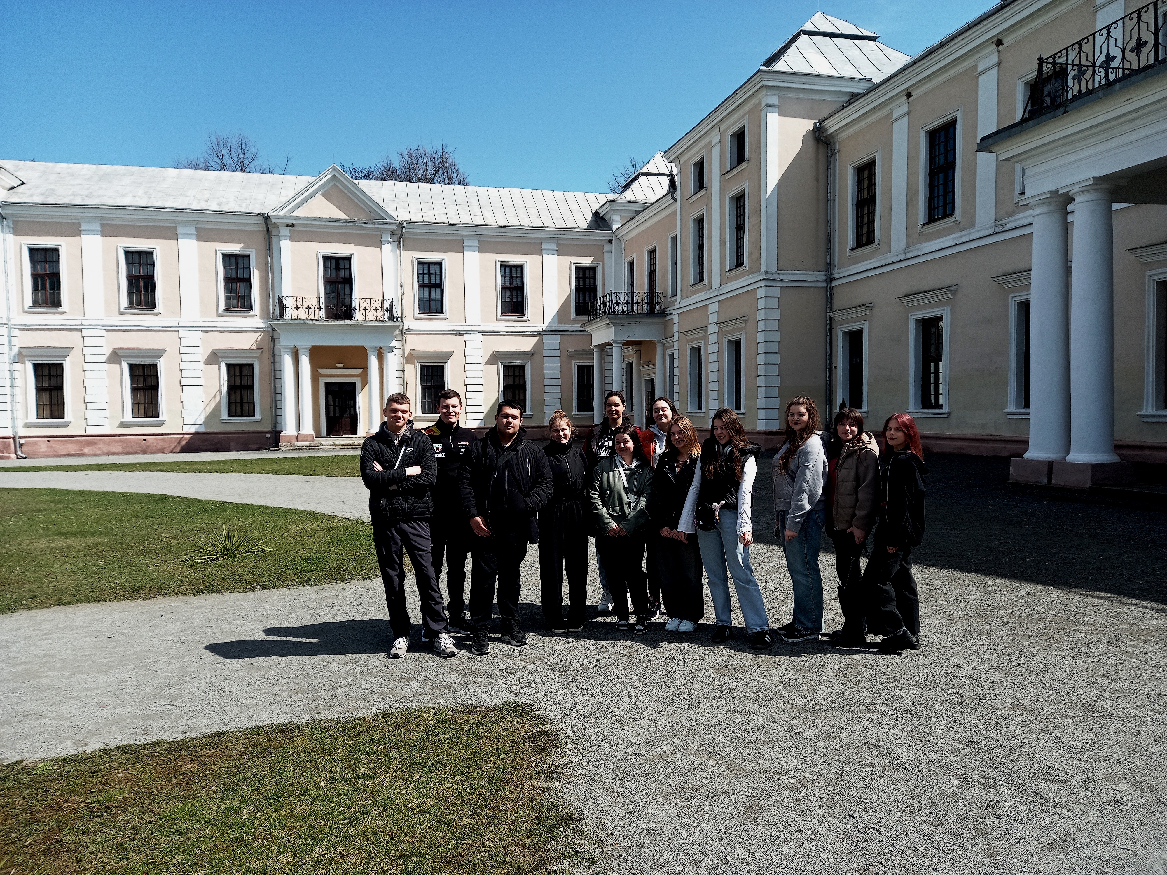  на подвір'ї палацу у Вишнівці.jpg